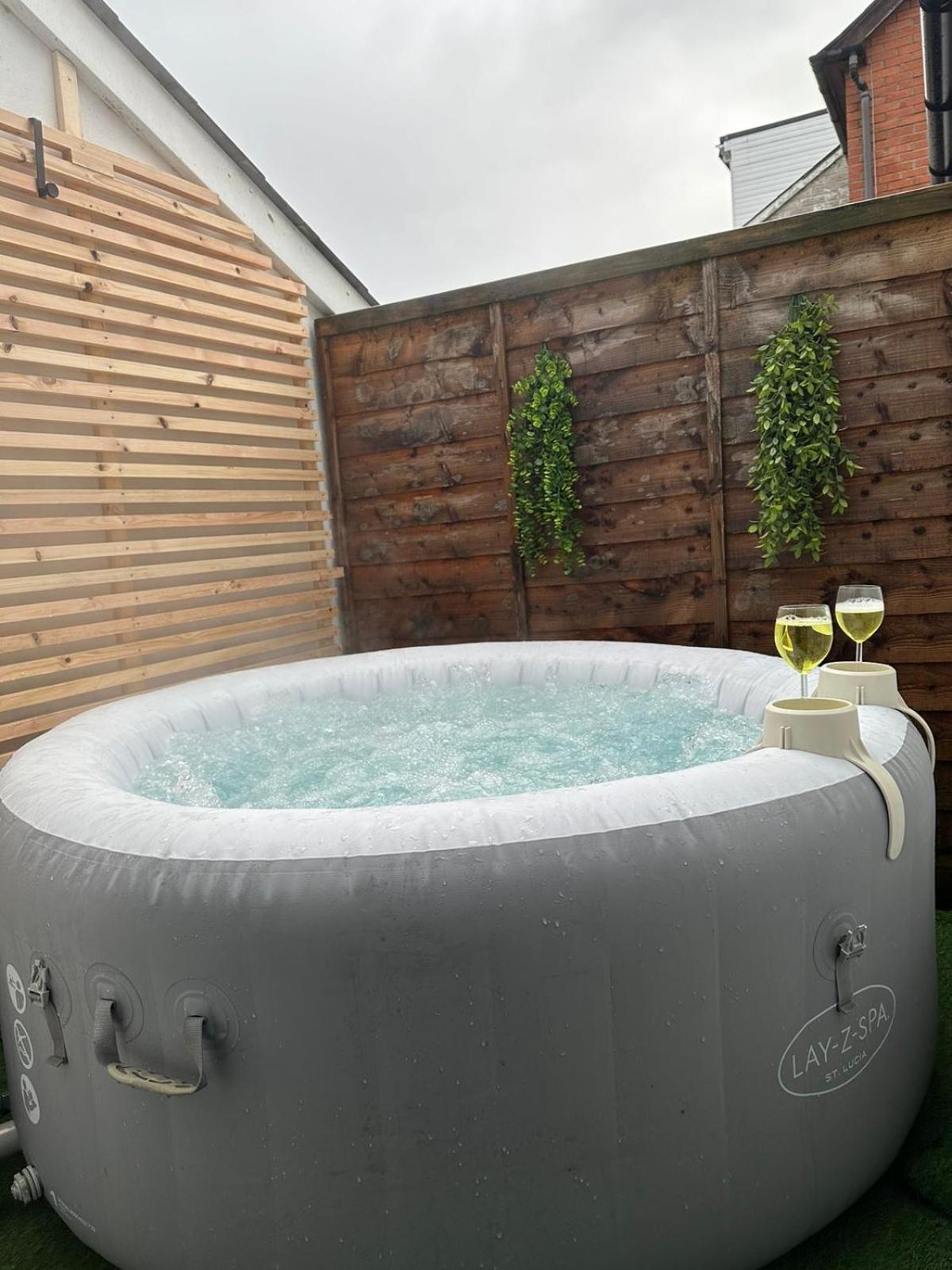 2 Bedroom Flat With Hot Tub Cardiff Exterior foto